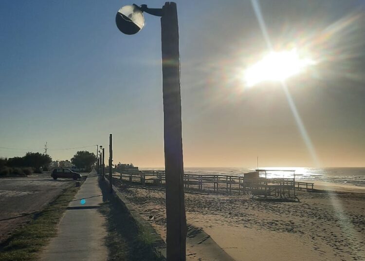 Claromecó: Vandalizaron luminarias y plantas en la senda de la Costanera