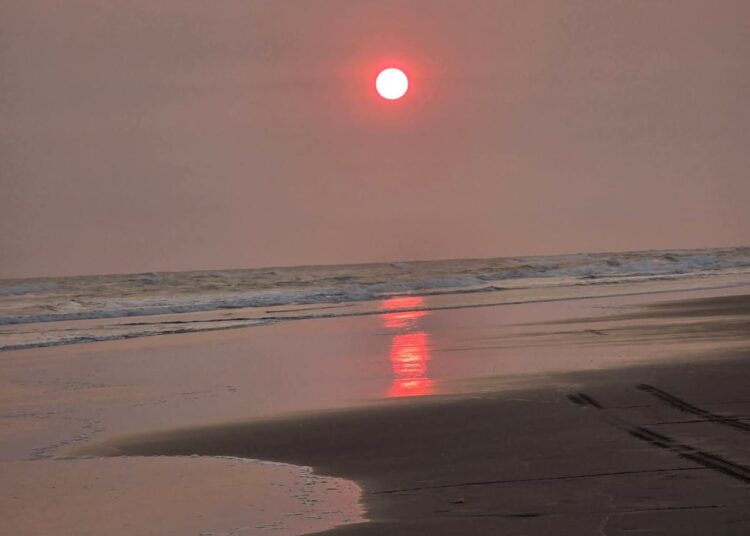 Un inusual Sol rojo despidió el último martes de enero en la costa (video)