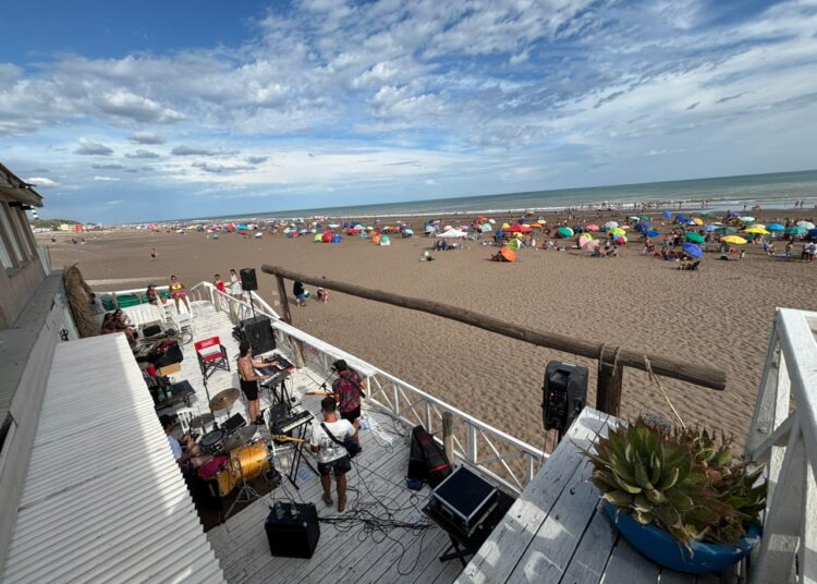 Claromecó inauguró el ciclo Sunset Cultural con una velada de música frente al mar