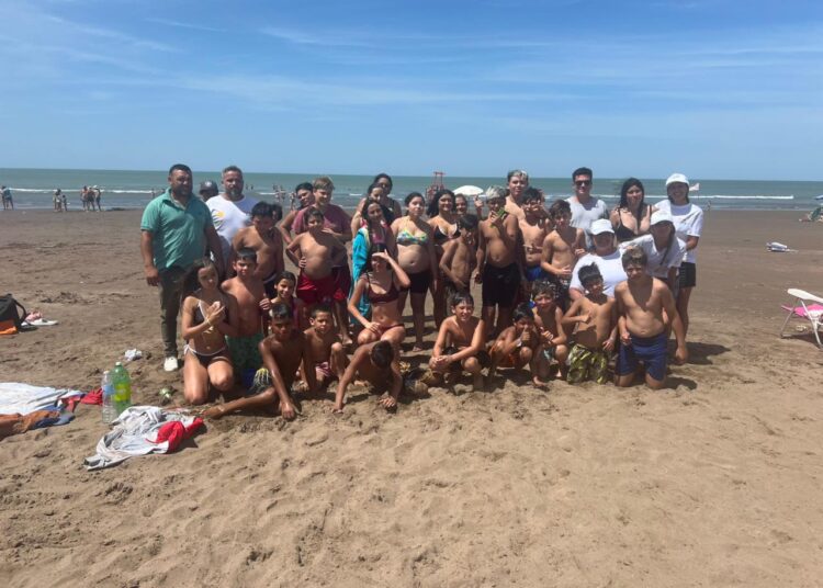 El programa todos al agua llevó a 60 chicos de los barrios a Claromecó