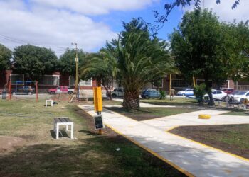 El municipio inaugura la puesta en valor de la plazoleta Castelli con un enfoque en educación vial