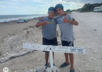 Dos primos construyeron una bajada solidaria en el Pozo Alonso y emocionaron a todos