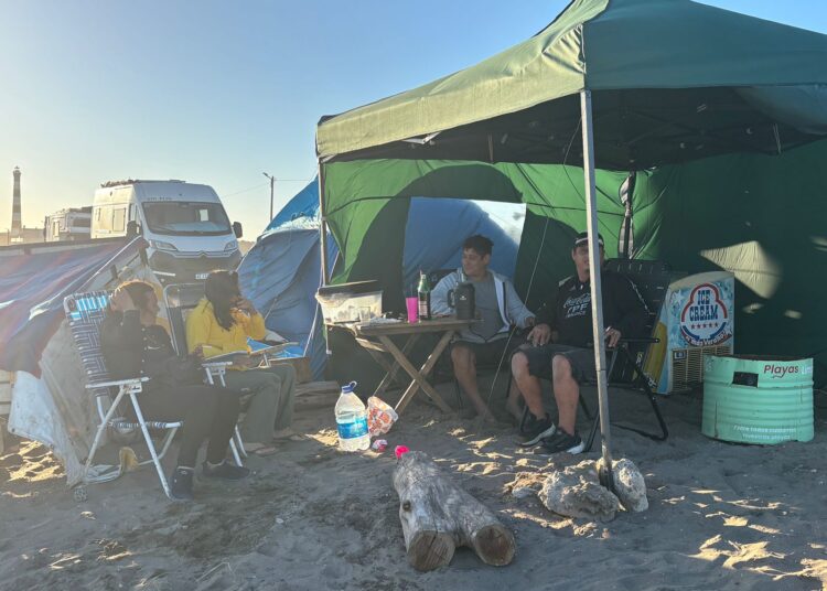 Familias y pescadores locales ya acampan en Claromecó en la previa de Las 24 Horas