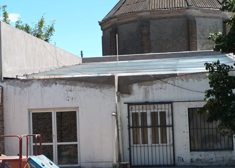 Avanza la obra del techo en el Colegio Hogar San José y organizan una venta solidaria de choripanes