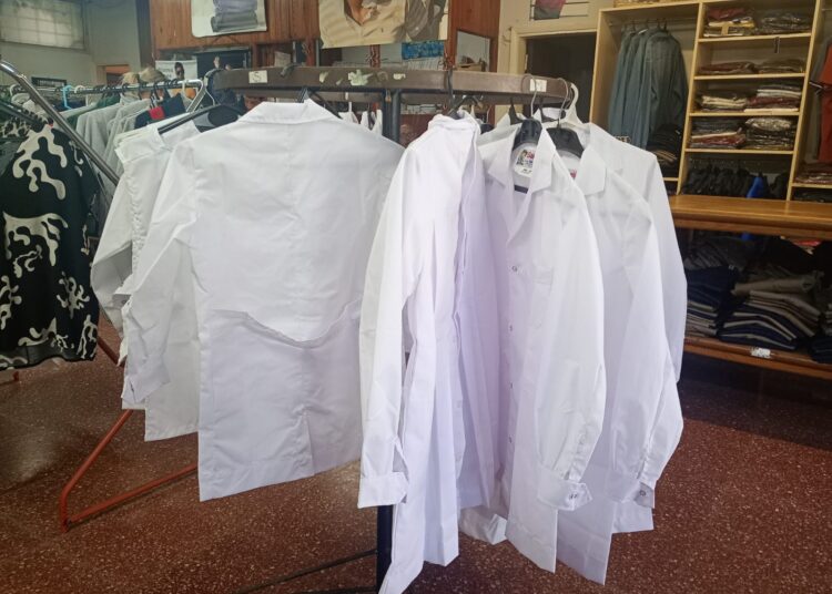 Guardapolvos y uniformes escolares: precios estables y promociones en la previa del inicio de clases