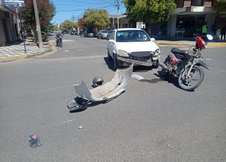 Accidente de tránsito en Azcuénaga y avenida San Martín