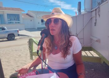 El fenómeno de Alejandra Peralta: la martillera que vende el «estilo de vida» de nuestras playas