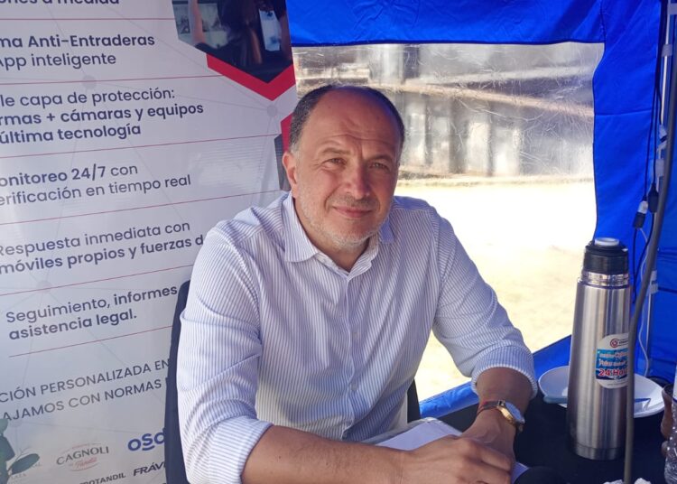 Pablo Garate visitó el estudio de La Perseverancia Seguros en el predio de la Fiesta del Trigo
