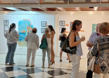 Con gran marco de público, Mariana Fernunson inauguró su muestra en el Museo Mulazzi