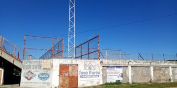 Huracán avanza con la instalación de las torres de iluminación en el estadio Bottino