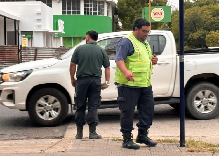 Operativo de tránsito en el centro: controles a motos, remises y documentación