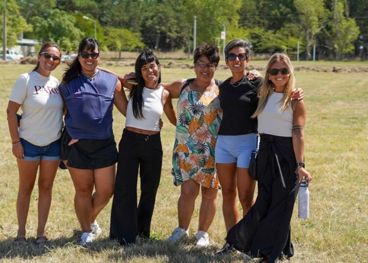 Raíces en Claromecó: Emotiva toma de posesión de los terrenos del programa “Un Lote para mi Familia”