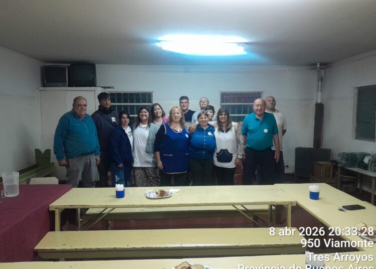 Malvinas en las aulas: emotivo encuentro entre alumnos de primaria de adultos y el veterano Mario Ielmini