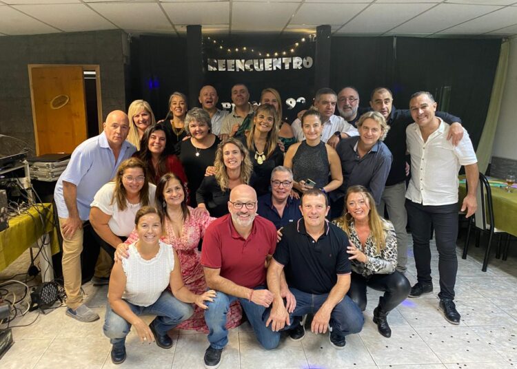 Tres décadas de mística y amistad inquebrantable: el reencuentro de la promo ’90 del Comercial