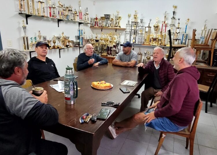 Eduardo Ferrer impulsa un libro sobre los clásicos del deporte bonaerense y destaca la riqueza deportiva de Tres Arroyos