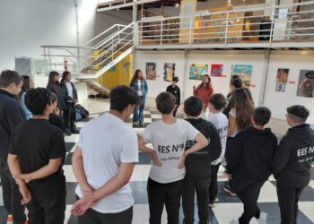 El arte como puente: alumnos de la Secundaria 9 recorrieron la muestra de Mariana Fernunson