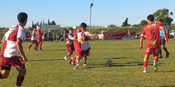 Alumni ganó en la cancha de ACDC y sigue con puntaje ideal