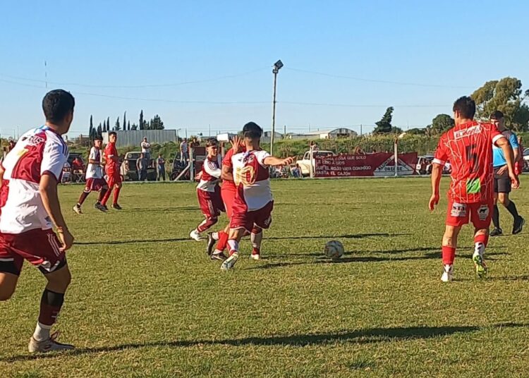 Alumni ganó en la cancha de ACDC y sigue con puntaje ideal