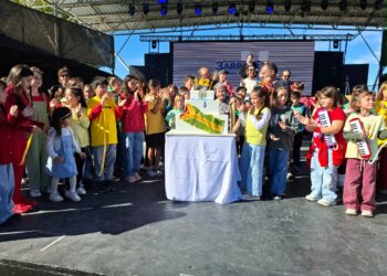 Tres Arroyos conmemoró sus 142 años con una masiva muestra de identidad y compromiso civil