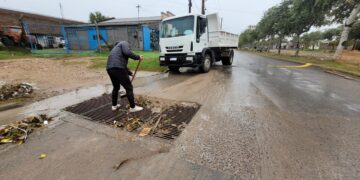 Operativo de emergencia en Tres Arroyos: Cuadrillas municipales trabajan tras los 103 mm de lluvia