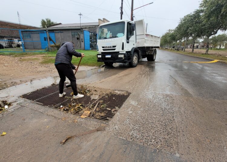 Operativo de emergencia en Tres Arroyos: Cuadrillas municipales trabajan tras los 103 mm de lluvia
