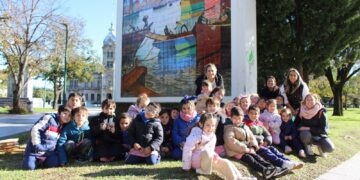 El arte sale a la calle: alumnos del Jardín 918 pintaron inspirados en Quinquela Martín