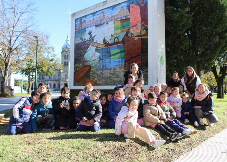 El arte sale a la calle: alumnos del Jardín 918 pintaron inspirados en Quinquela Martín