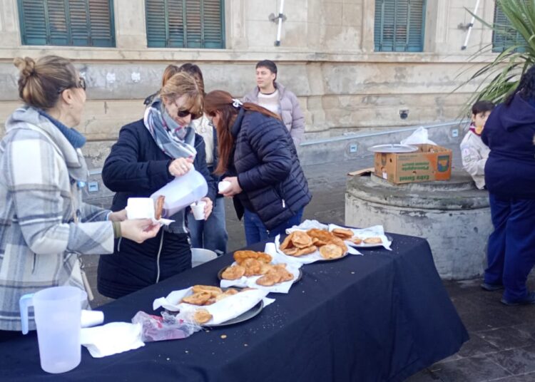 Chocolate caliente y tortas fritas para celebrar la Revolución de Mayo