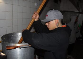 Jóvenes de “Tarea Fina” preparan un guiso solidario: por cada porción vendida, otra será donada a familias del barrio
