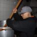 Jóvenes de “Tarea Fina” preparan un guiso solidario: por cada porción vendida, otra será donada a familias del barrio