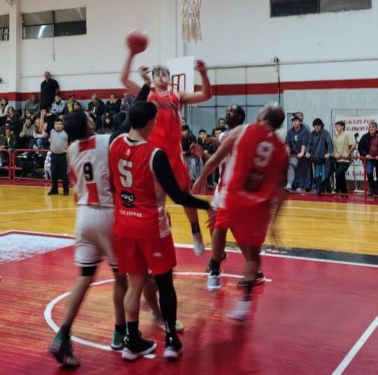 Huracán ganó el clásico abriendo la segunda fecha de la Copa Aniversario