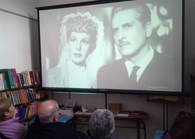 Pantalla grande en las localidades: el Cine Móvil debutó con éxito y emoción en San Mayol