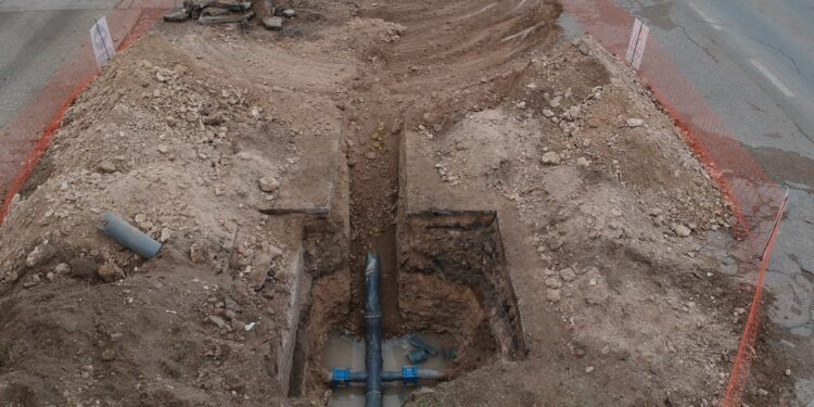 Histórica mejora en el servicio de agua: realizan dos empalmes clave para conectar la red urbana a la cisterna central