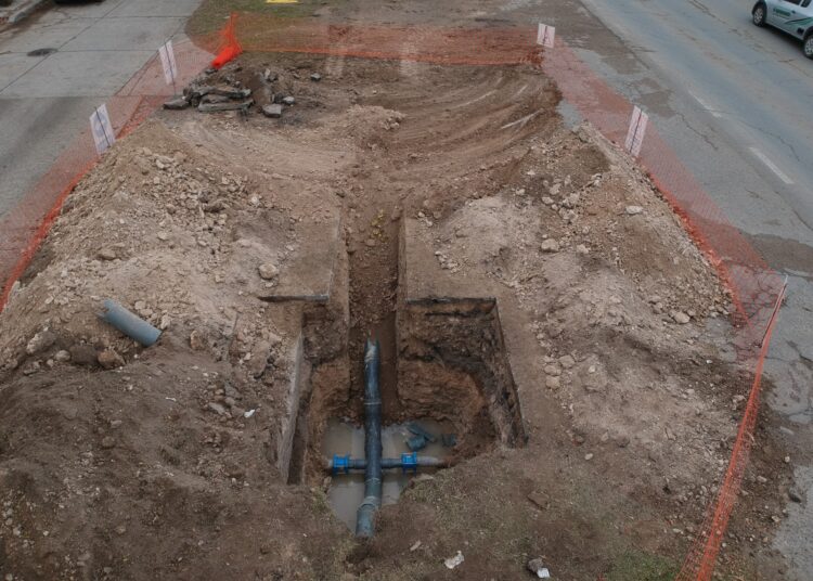 Histórica mejora en el servicio de agua: realizan dos empalmes clave para conectar la red urbana a la cisterna central