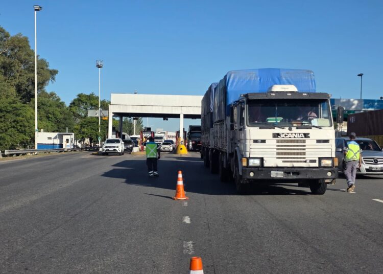 Camiones y micros deberán respetar el carril derecho obligatorio