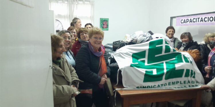 La Subcomisión de Jubilados Mercantiles realizó una donación al Geriátrico Municipal