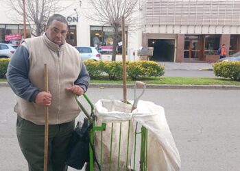 Alexis, 18 años barriendo las calles: “Lo único que pedimos es que nos dejen espacio para trabajar”