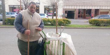 Alexis, 18 años barriendo las calles: “Lo único que pedimos es que nos dejen espacio para trabajar”