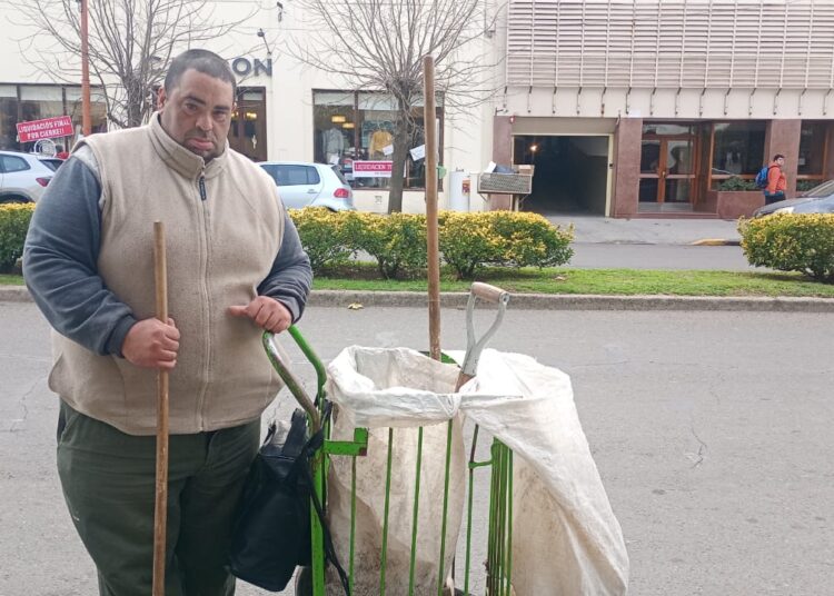 Alexis, 18 años barriendo las calles: “Lo único que pedimos es que nos dejen espacio para trabajar”