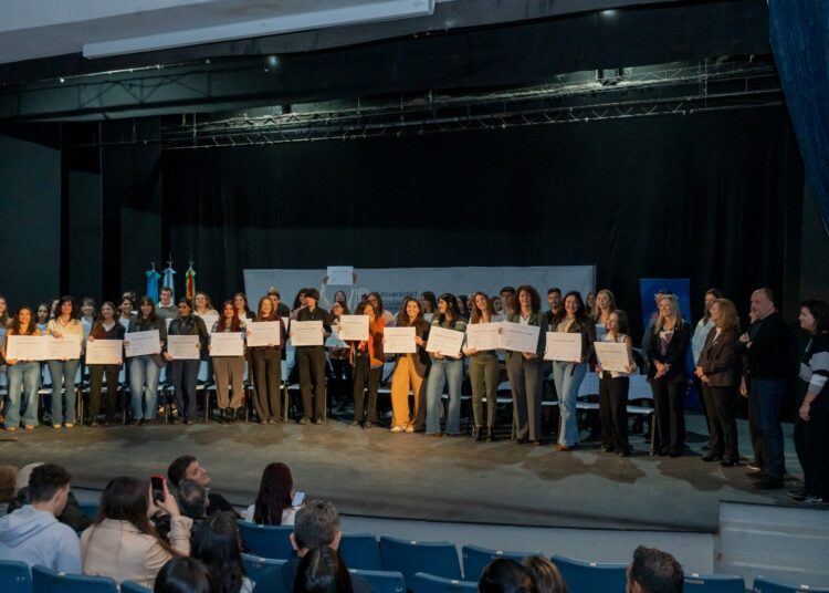 Noche de emociones y futuro en el Teatro Municipal: CRESTA celebró su colación de grado y proyecta tres nuevas carreras para 2027