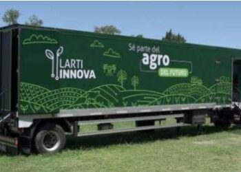 El futuro del campo llega al centro: el trailer educativo «Larti Innova» desembarca frente al Palacio Municipal