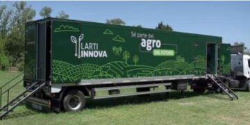 El futuro del campo llega al centro: el trailer educativo «Larti Innova» desembarca frente al Palacio Municipal