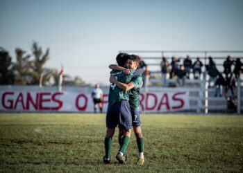 Villa goleó a Ciclista y quedó a un paso del título en el Apertura