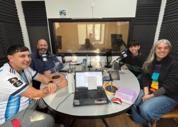 Fusión lúdica: Estudiantes y docentes coparon la radio para invitar a «habitar el espacio público» a través del juego
