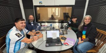 Fusión lúdica: Estudiantes y docentes coparon la radio para invitar a «habitar el espacio público» a través del juego