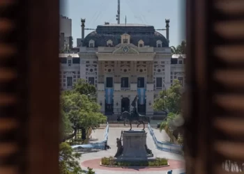 La Provincia recibe a estatales y docentes para cerrar un nuevo aumento salarial