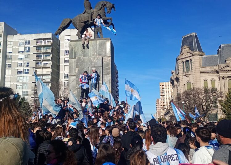 Tres Arroyos celebró en las calles el pase de Argentina a los cuartos de final
