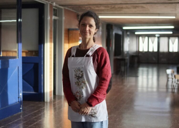 La Escuela Nº 14 abre un ropero solidario gratuito para acompañar a las familias durante el invierno