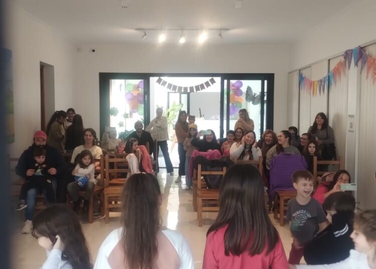 Presentación de «La Máquina de la Risa» para la familia mercantil