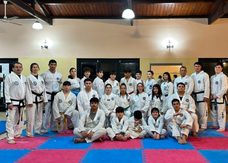 Instructores tresarroyenses de Taekwondo capacitaron a deportistas en Monte Hermoso